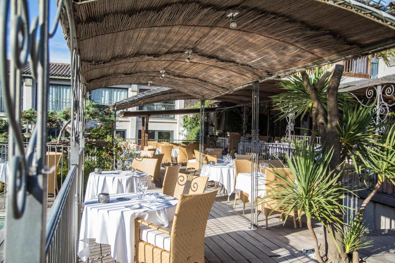 Terrasse de restaurant avec tables dressées.
