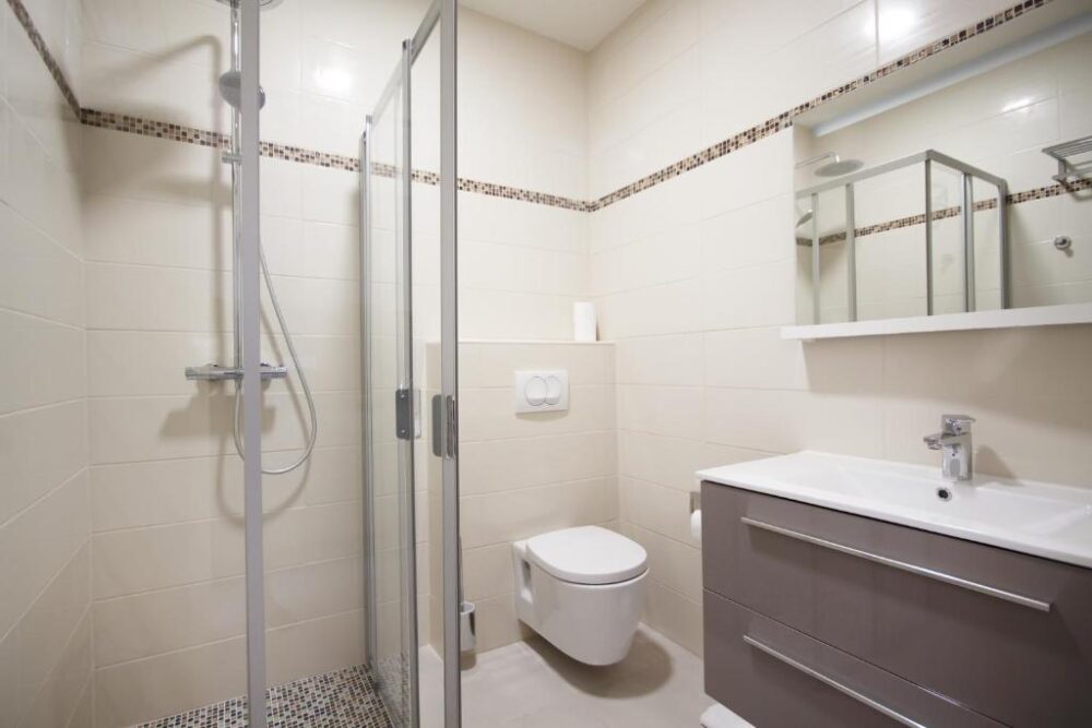 Salle de bain moderne avec douche et lavabo