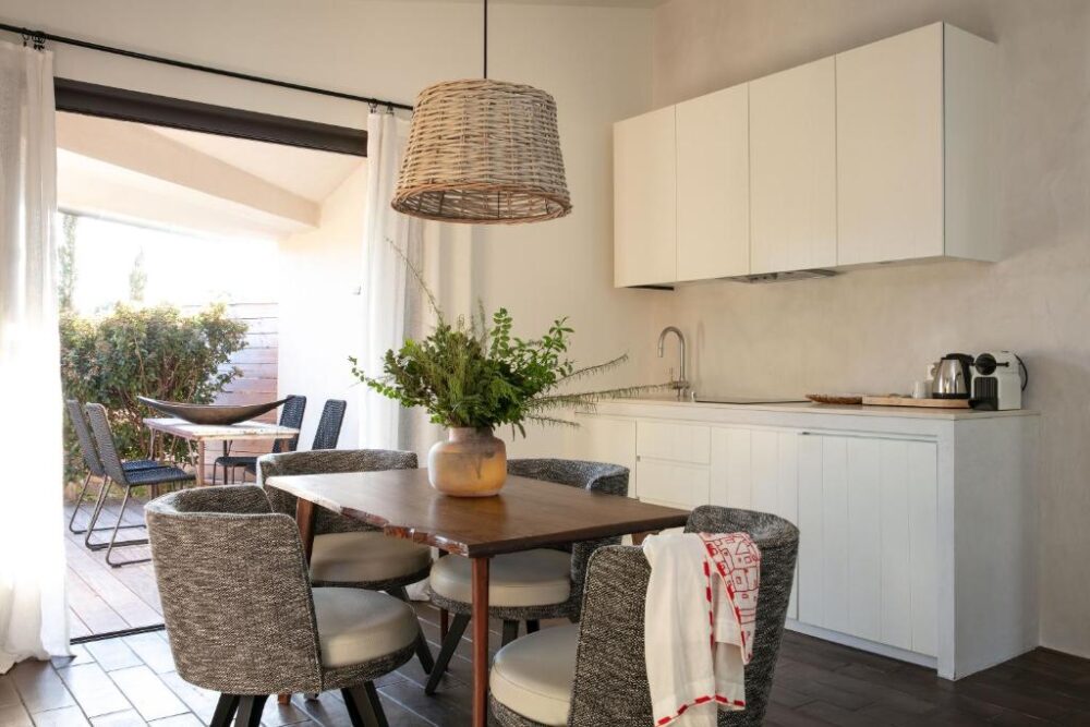 Salle à manger moderne avec cuisine ouverte.