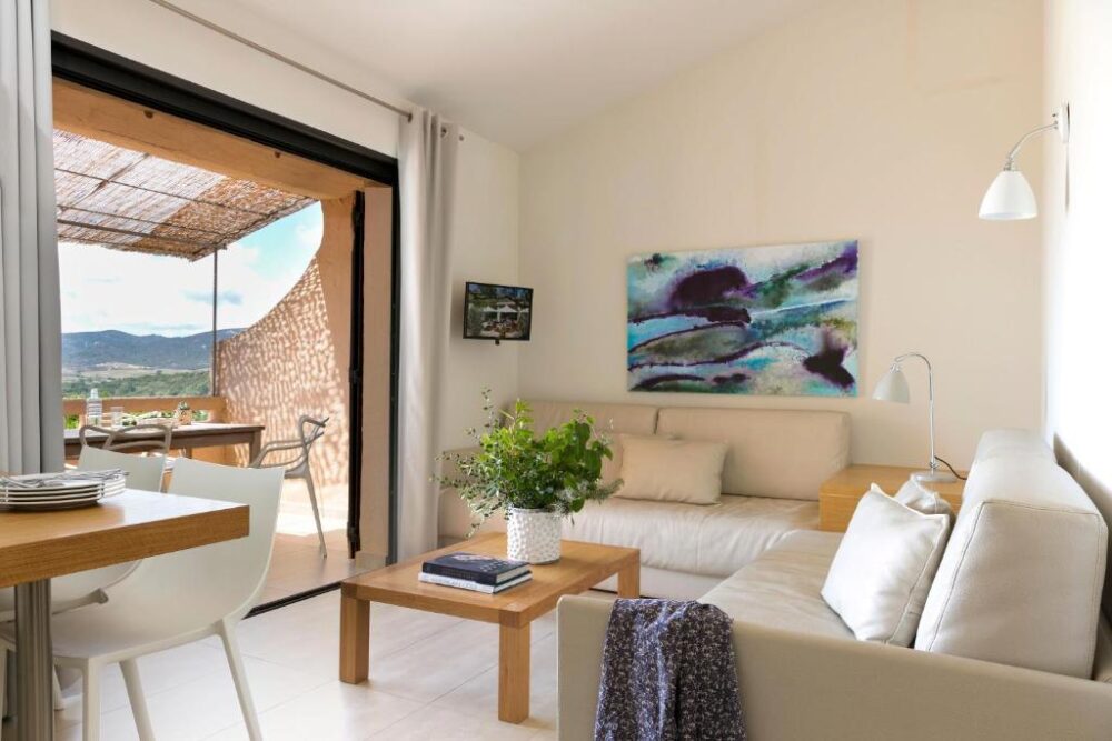 Salon moderne avec terrasse ensoleillée.