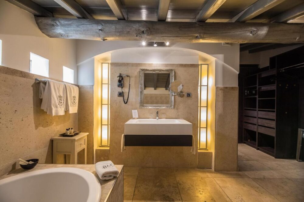 Salle de bain élégante avec éclairage chaleureux