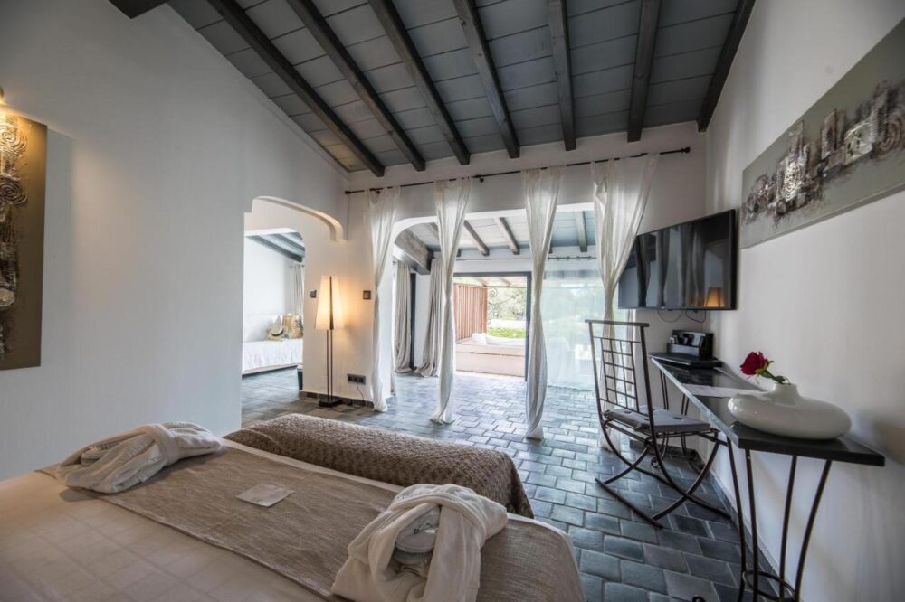 Chambre moderne avec vue sur terrasse.