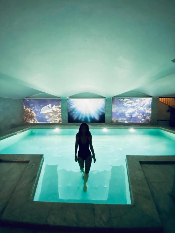 Personne debout dans une piscine illuminée intérieure.