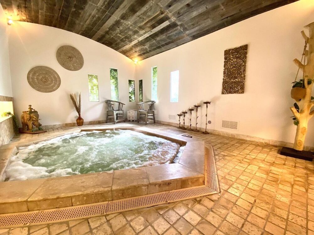 Salle de spa avec jacuzzi intérieur design.