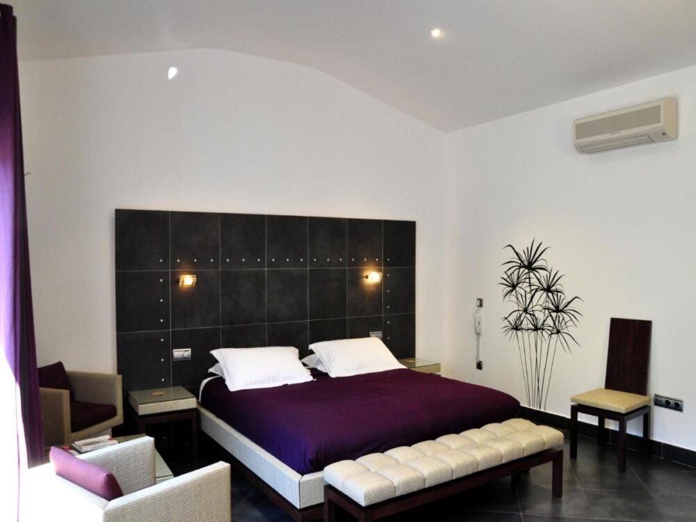 Chambre moderne avec lit double et décoration élégante.