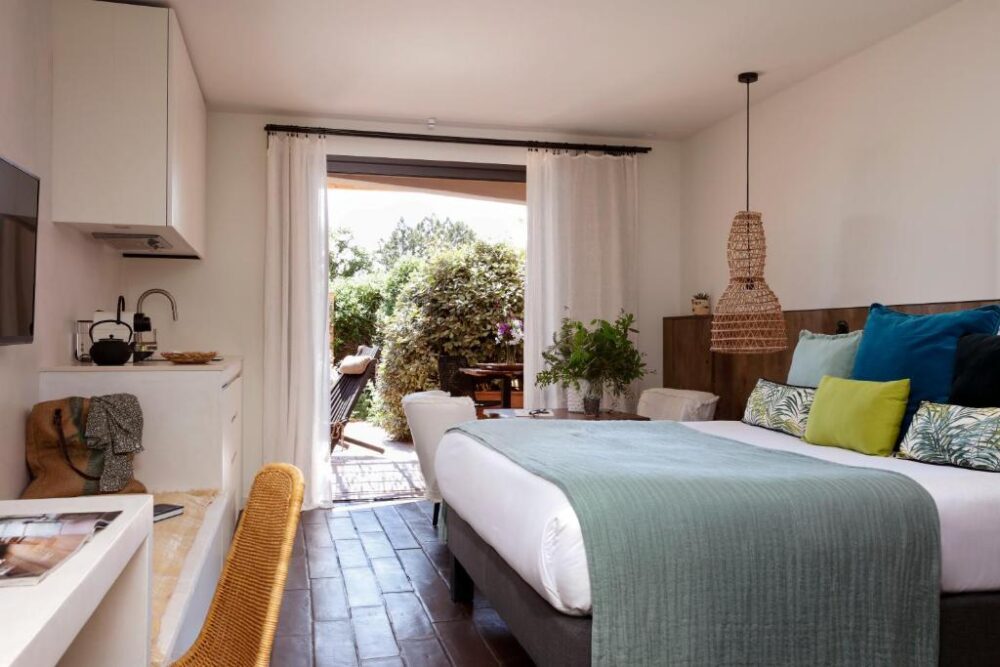 Chambre moderne avec vue sur jardin.