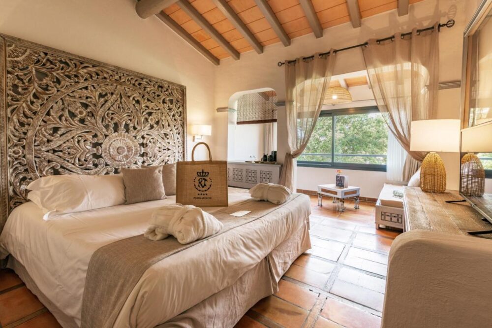 Chambre d'hôtel élégante avec décoration artistique.