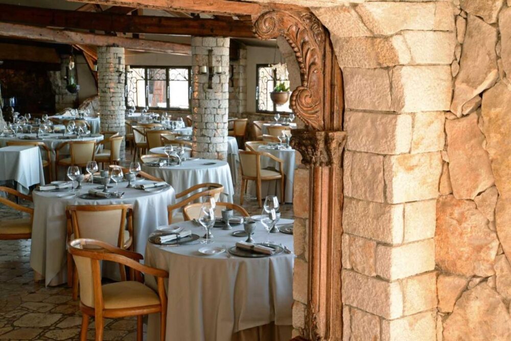 Intérieur rustique d'un restaurant élégant avec tables dressées.