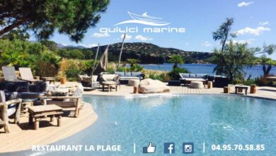 Terrasse avec piscine et vue sur mer.