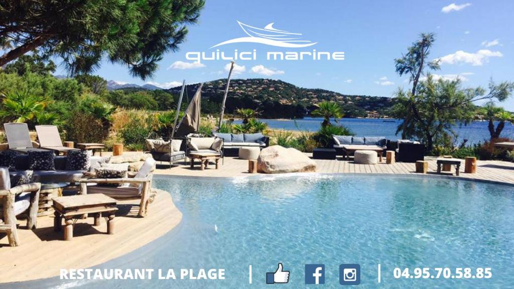 Terrasse avec piscine et vue sur mer.