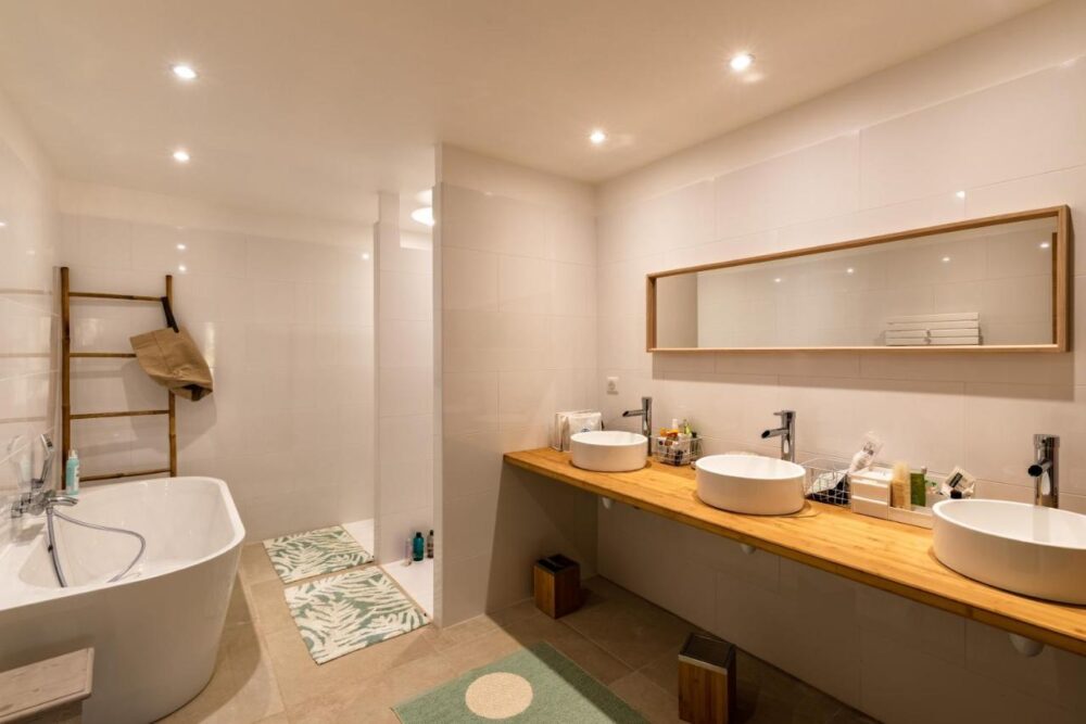 Salle de bain moderne avec baignoire et double vasque.