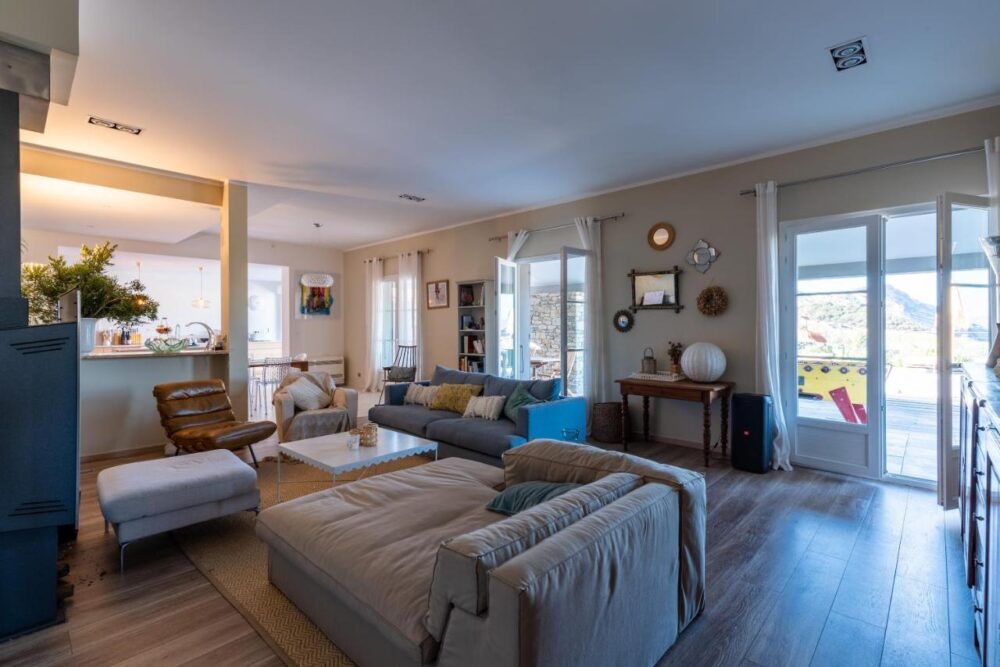 Salon moderne avec vue sur terrasse.