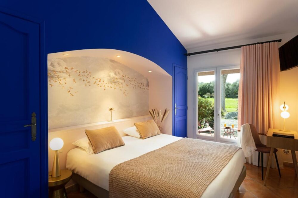 Chambre moderne avec baie vitrée et déco élégante.