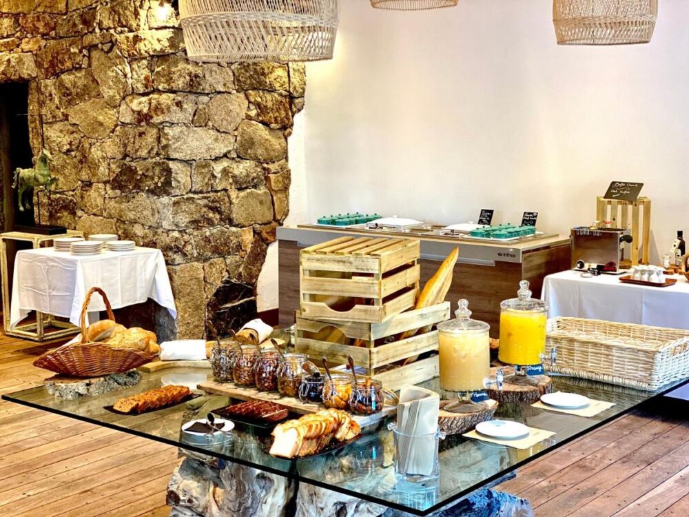 Buffet de petit-déjeuner avec viennoiseries et jus.