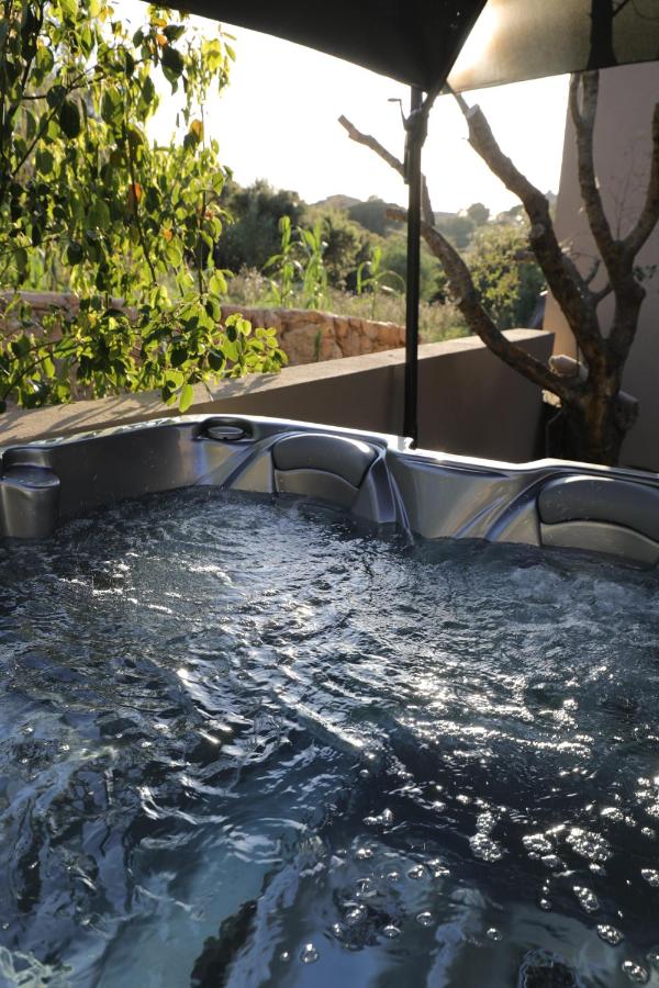 Jacuzzi extérieur avec vue sur jardin.