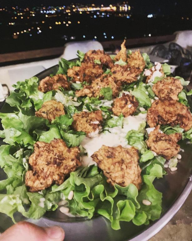 Salade verte avec morceaux frits, vue nocturne.