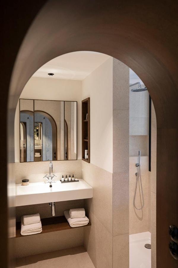 Salle de bain moderne avec douche et lavabo.