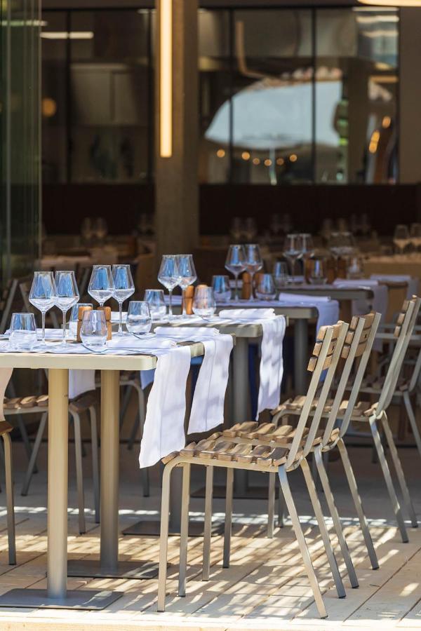Tables de restaurant élégamment dressées en extérieur.