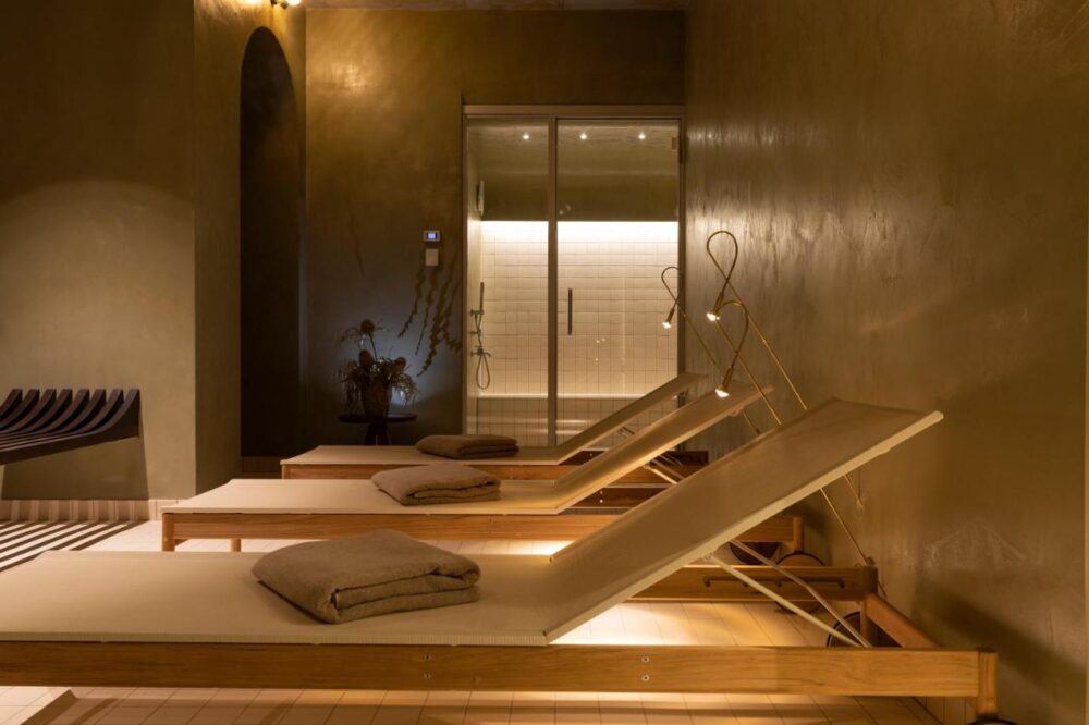 Salle de détente avec chaises longues et lumière tamisée.