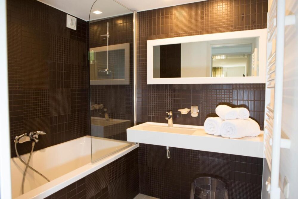 Salle de bain moderne avec baignoire et lavabo.