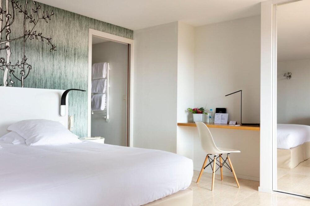 Chambre d'hôtel moderne avec bureau.