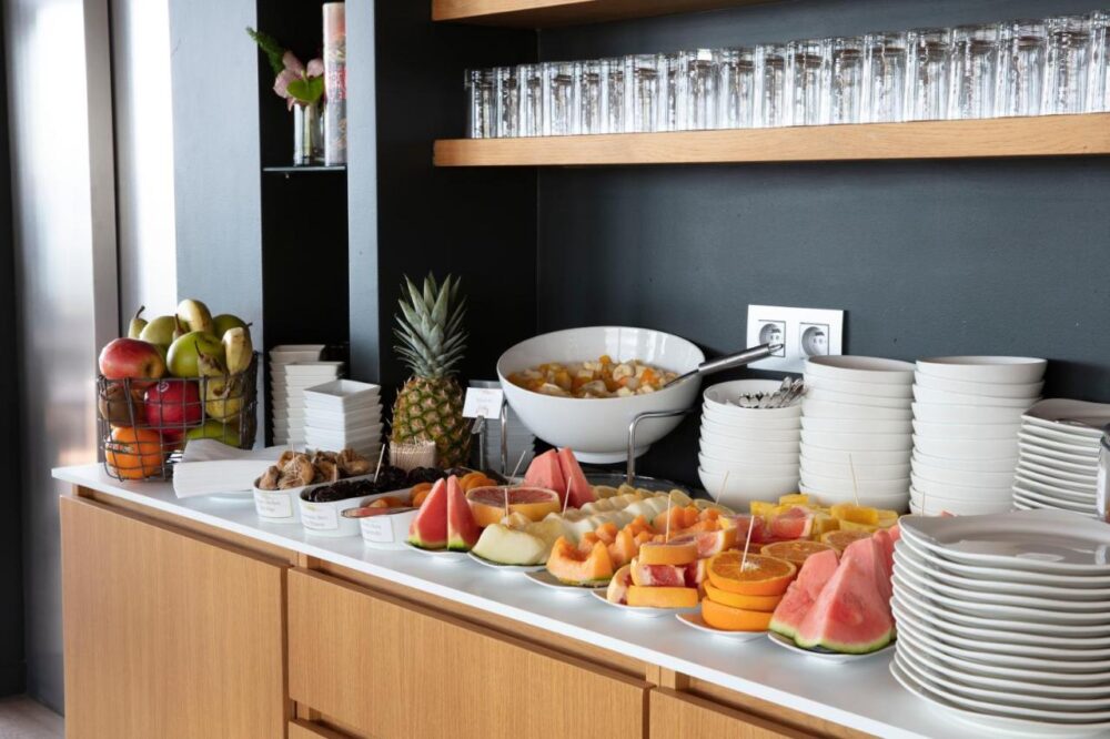 Buffet de fruits frais colorés sur table.