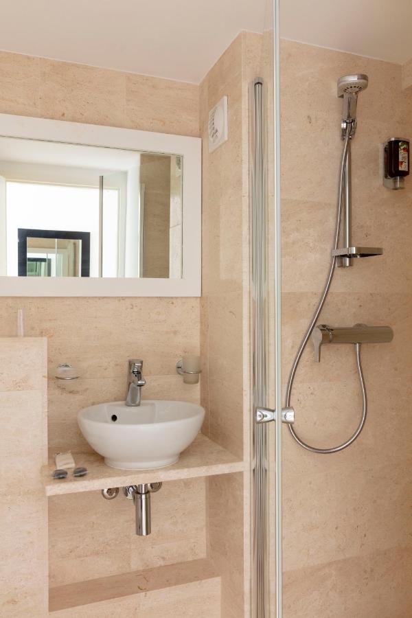 Salle de bain moderne avec douche et lavabo.