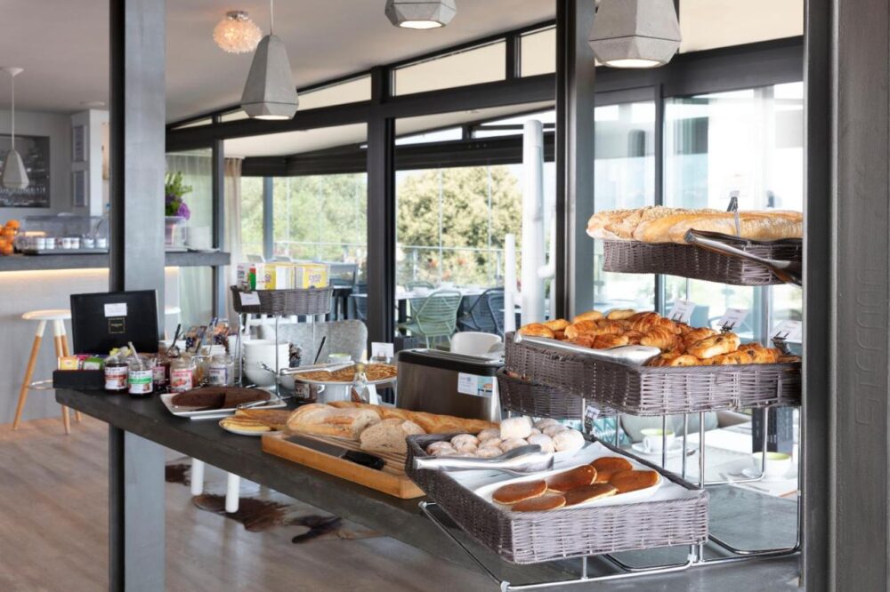 Buffet de petit-déjeuner avec pain et viennoiseries.