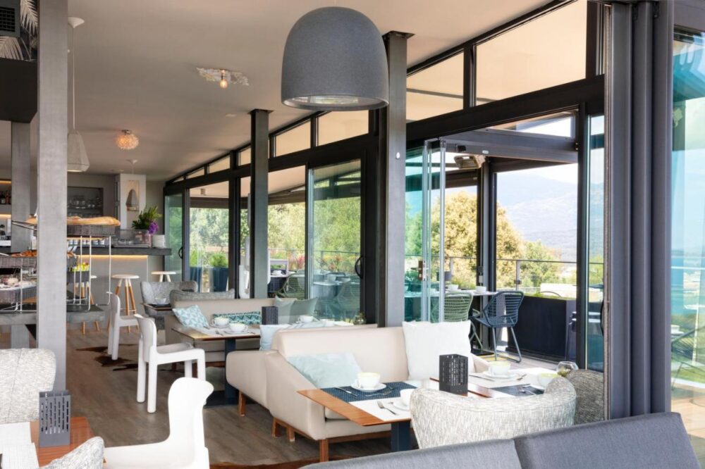 Intérieur moderne d'un café lumineux et élégant.