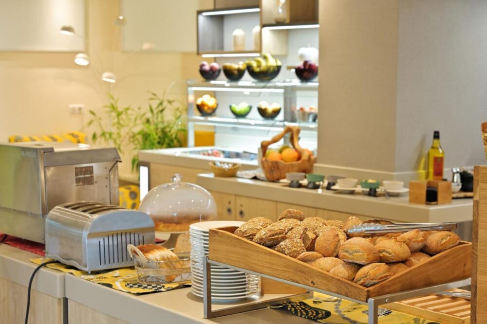 Buffet petit déjeuner avec pains et fruits frais.