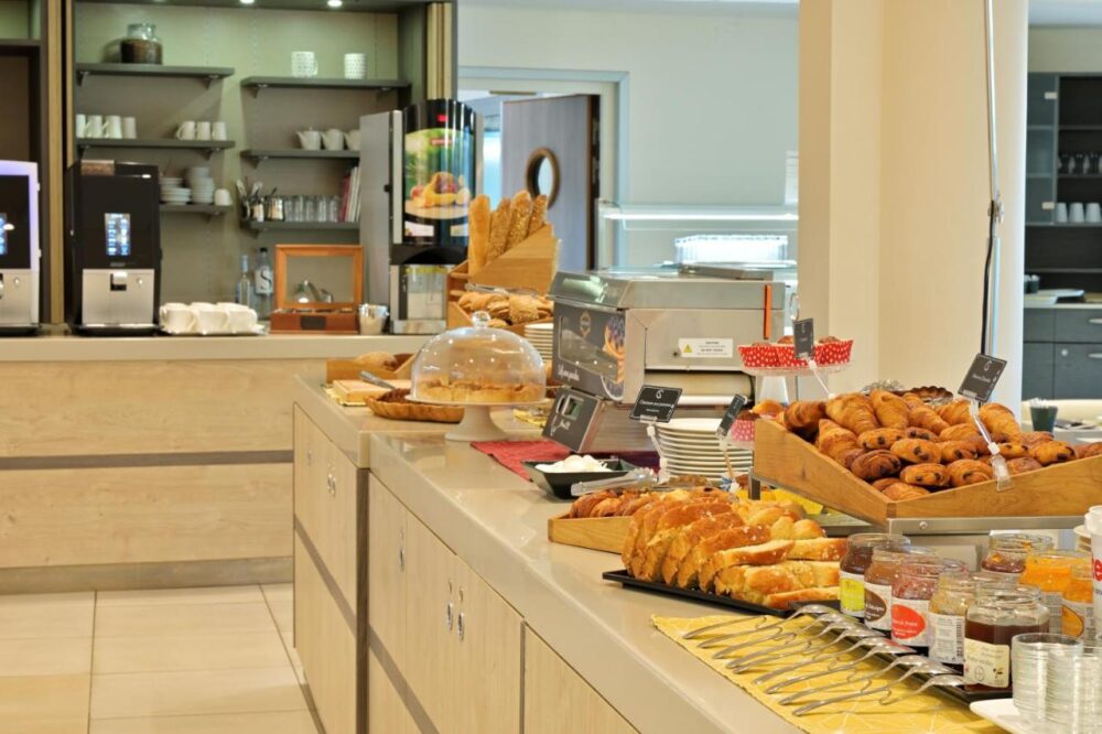 Buffet de petit-déjeuner avec viennoiseries et confitures.