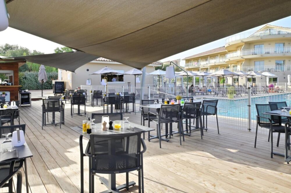 Terrasse de restaurant près de la piscine.