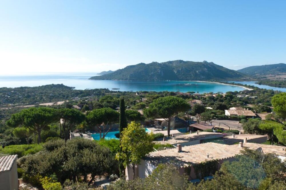 Vue panoramique sur mer et montagnes.