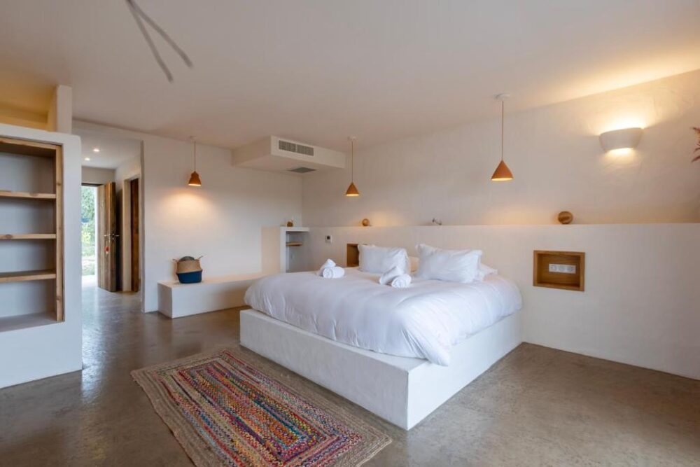 Chambre moderne avec lit double, style minimaliste.