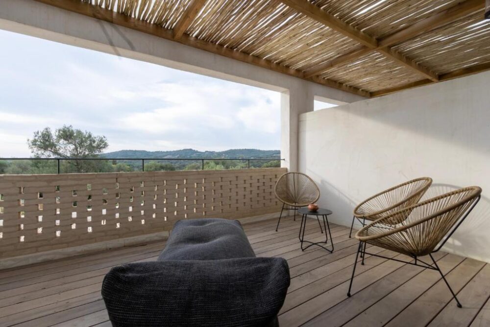 Balcon en bois avec vue sur la campagne.