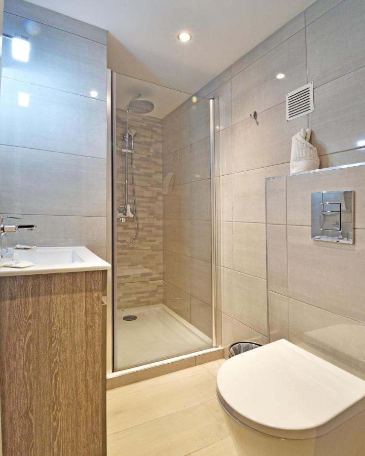 Salle de bain moderne avec douche et toilettes.