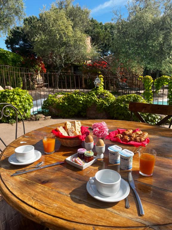 Petit-déjeuner en terrasse avec du pain et des viennoiseries.