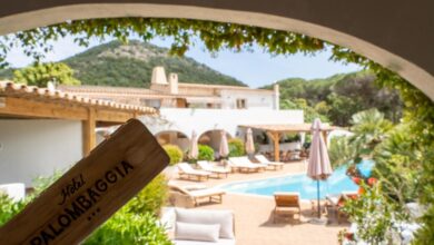 Hôtel avec piscine et terrasse ensoleillée.