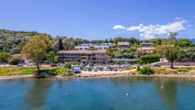 Hôtel en bord de mer avec parking.