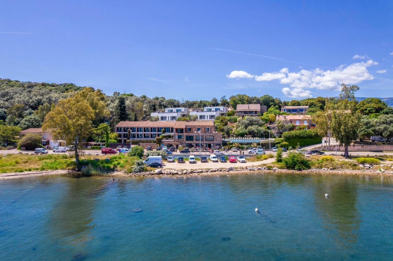 Hôtel en bord de mer avec parking.
