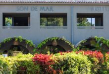 Façade de l'hôtel Son de Mar avec végétation.