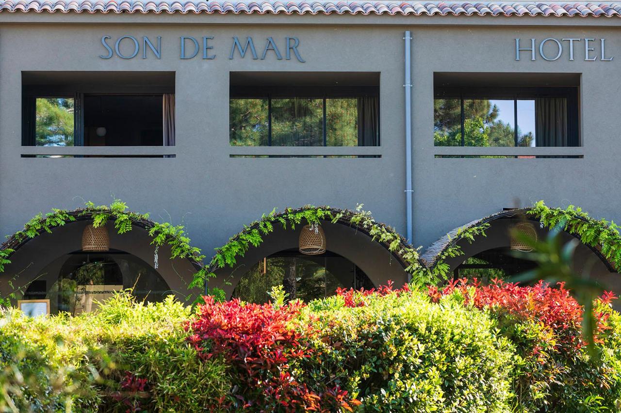 Façade de l'hôtel Son de Mar avec végétation.