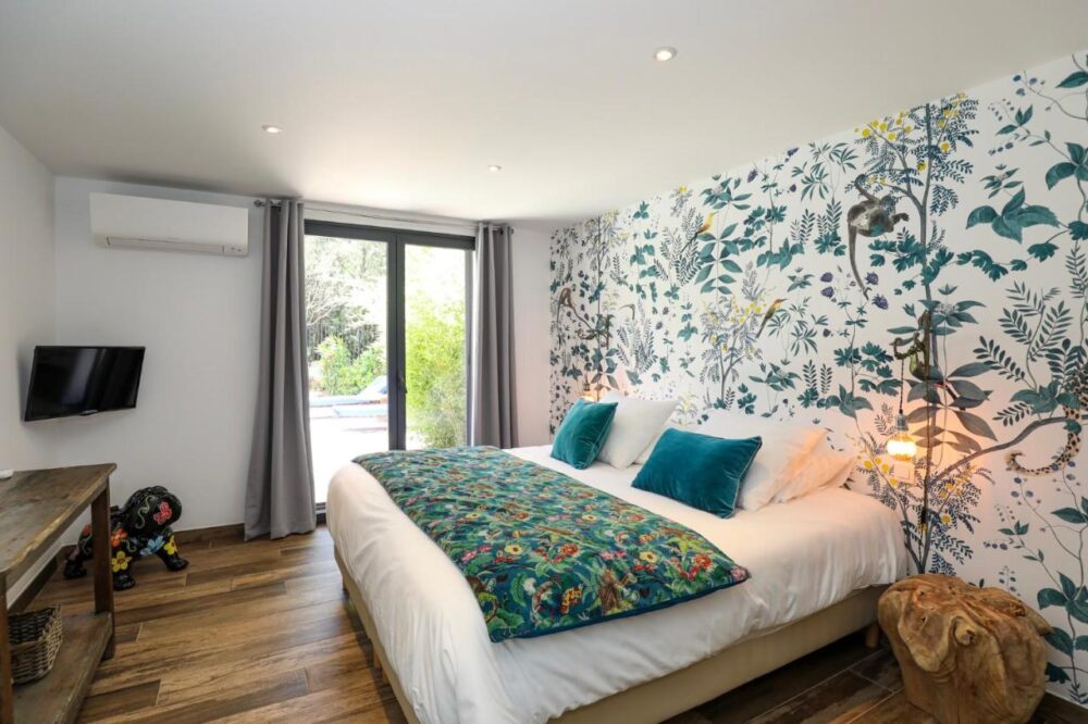 Chambre moderne avec lit double et décor floral.