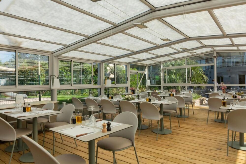 Salle à manger lumineuse avec terrasse extérieure.