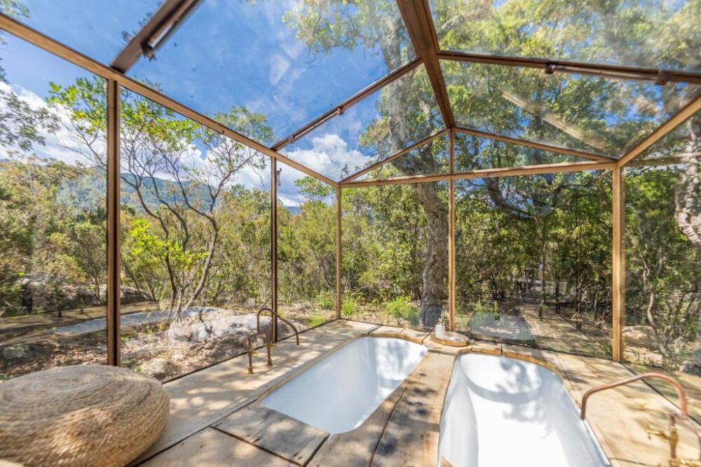 Baignoire extérieure avec vue sur la nature.