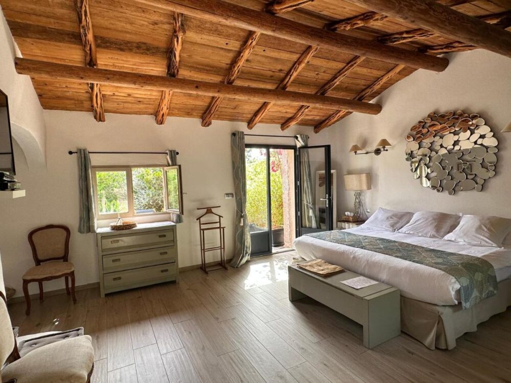 Chambre lumineuse avec lit double et plafond en bois.