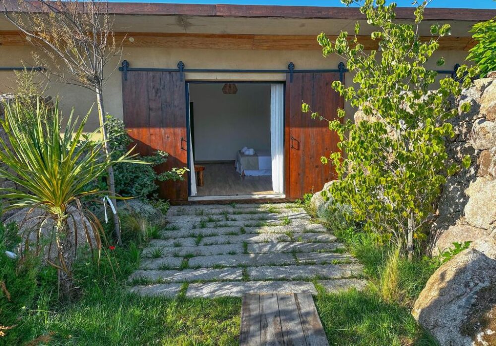 Entrée de maison avec porte coulissante en bois.