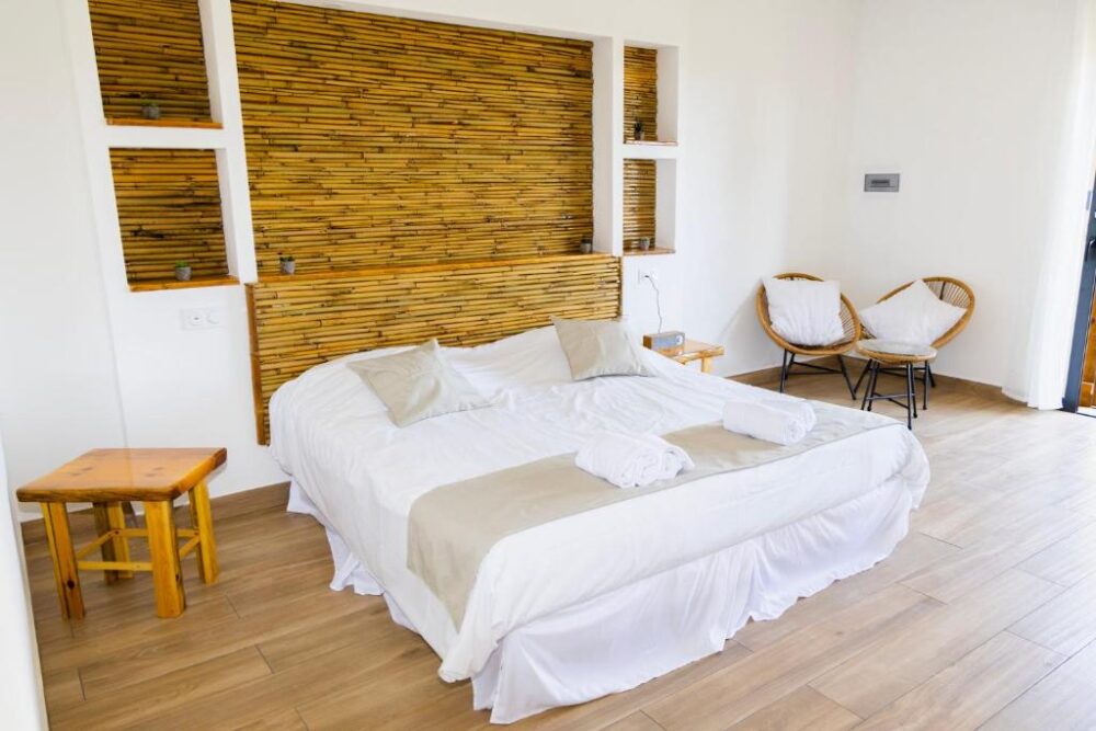 Chambre moderne avec lit double et décoration en bois.