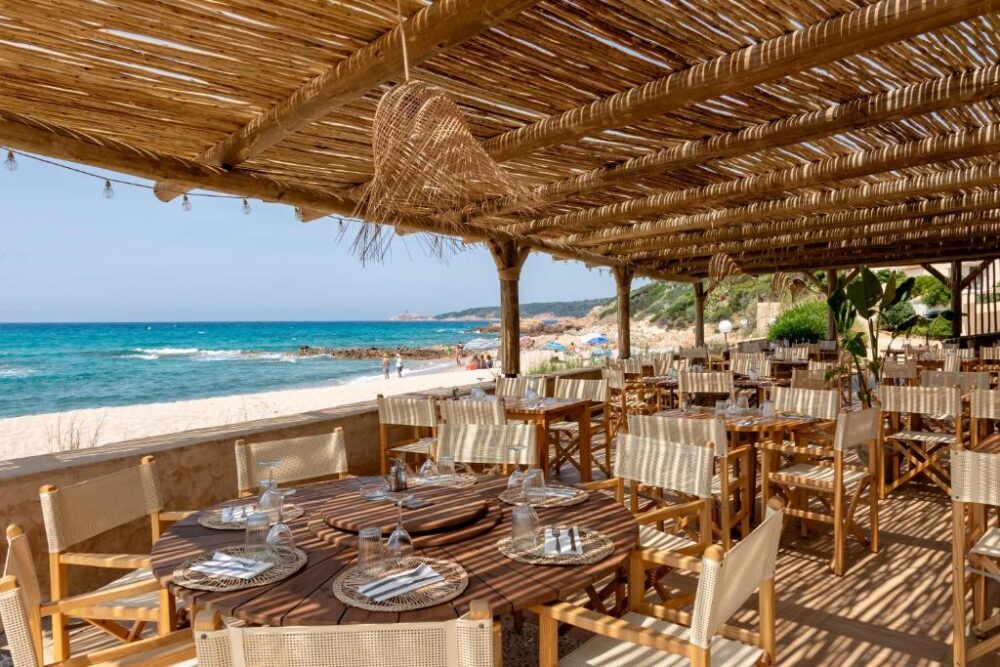 Terrasse restaurant avec vue sur la plage.