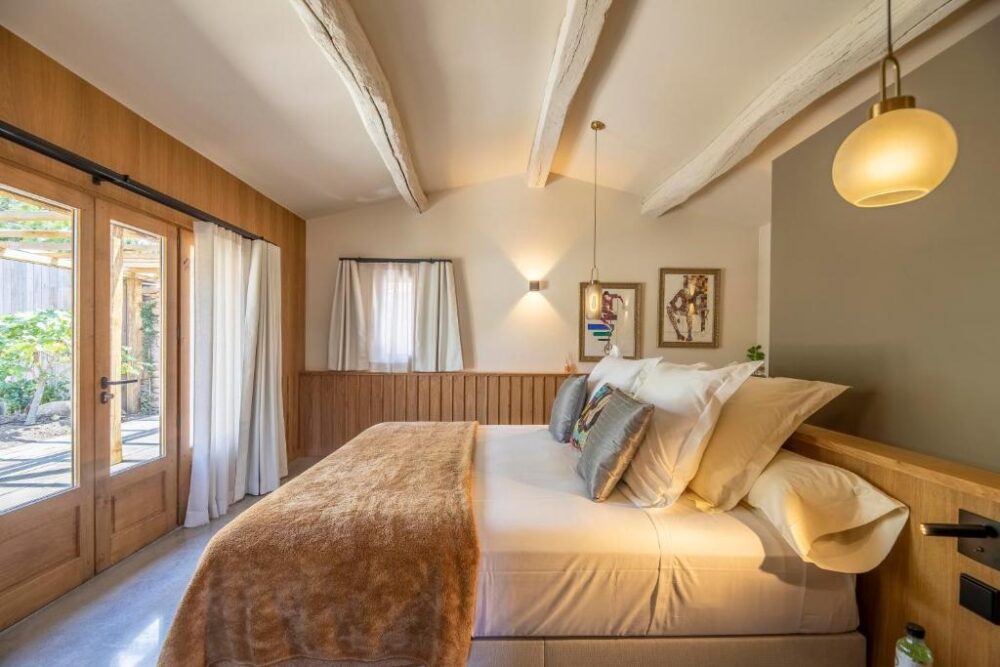 Chambre lumineuse avec lit double, décor bois moderne.